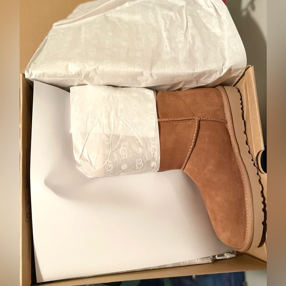 BNWT UGG size 7US W Estera boot in chestnut - Picture 4 of 4